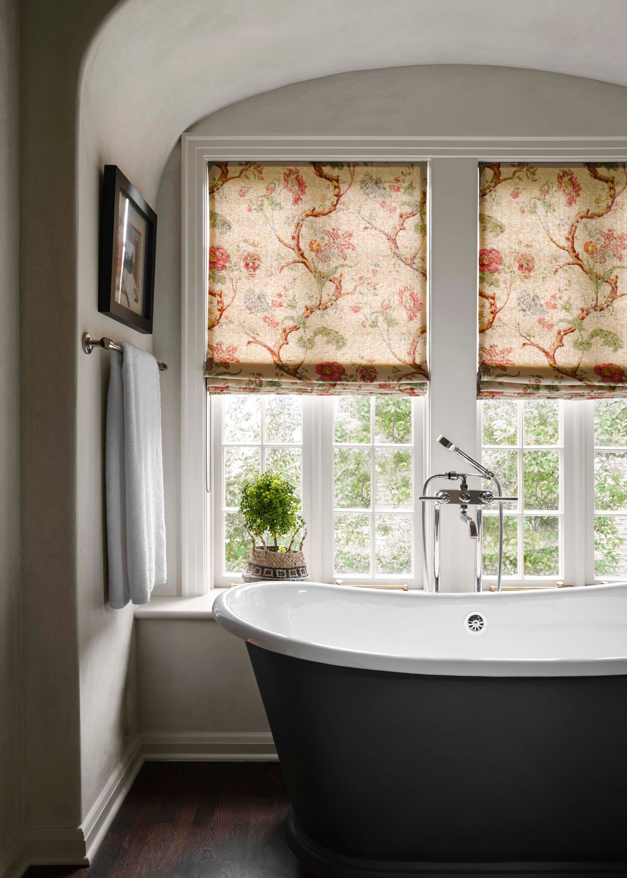 FAB 10 26 23 Hers Bath Detail 001